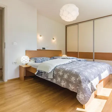 1 Bedroom Cozy In